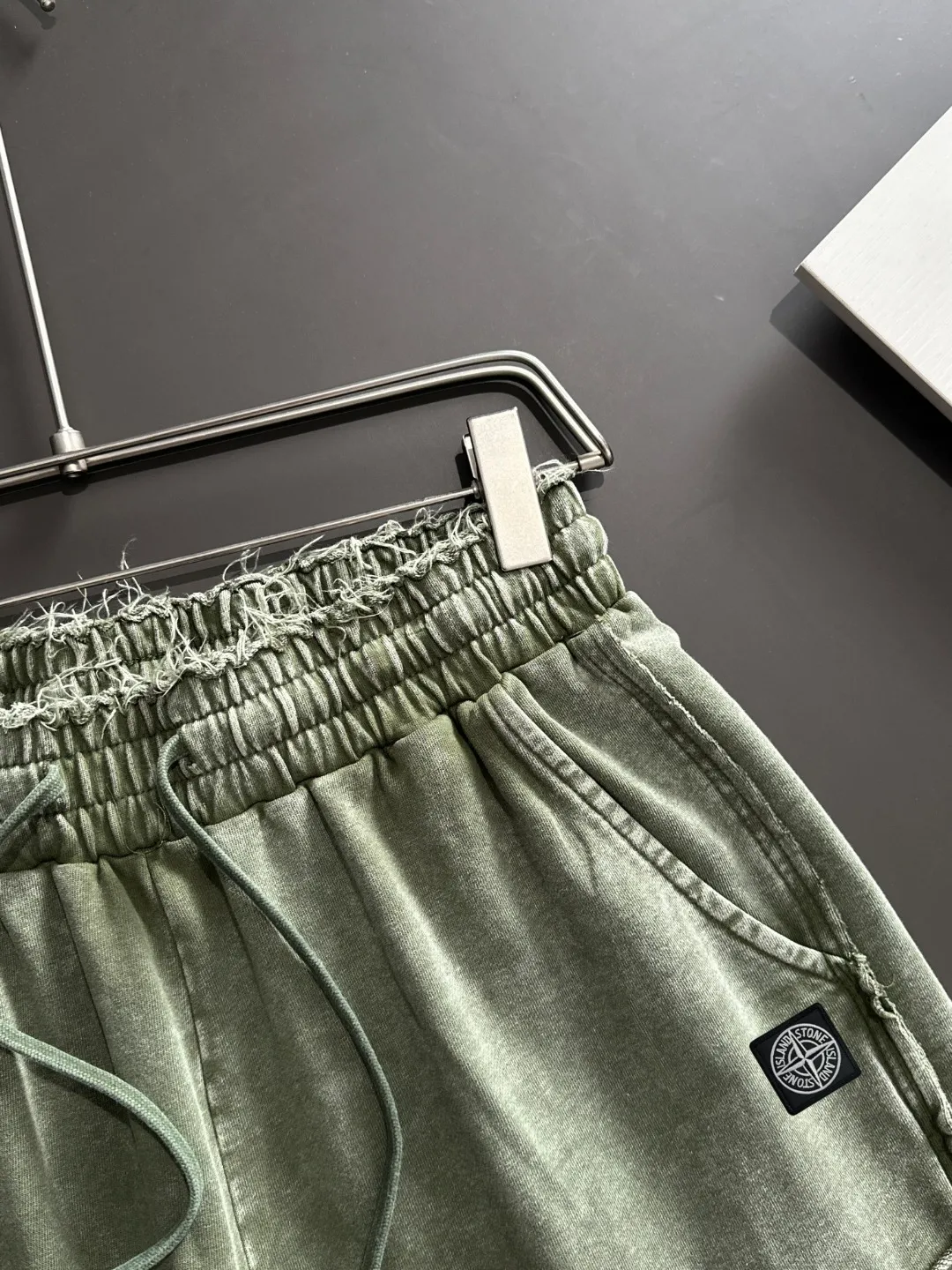🅿️330 shipped next day, high quality Stone lsland/Stone Island 2025 spring and summer new elastic band casual color-washed loose shorts, two needle stitches at the trouser hem, fine and firm stitching, counter-customized fabrics with high breathability and comfort, impeccable details, brand element design concept, reflecting high quality. It feels delicate and soft! It presents a casual cut and the upper body shape is great! Size: S-XXL